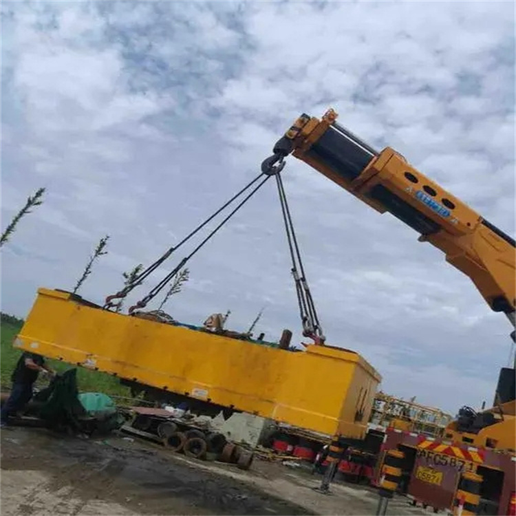 远安吊运集装箱的吊车